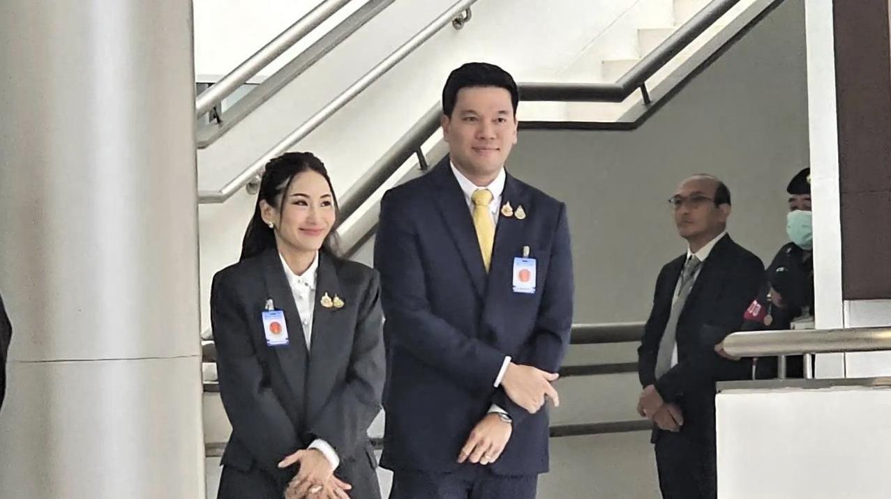 泰国总理兼文化部长佩通坦女士于上午9时27分抵达泰国宪法法院，她与柬埔寨参议院议