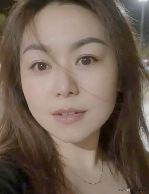 那晚，老婆和同事聚会，回来晚了，酒也喝多了，我就没深问，没想到第二天，居然发现她