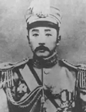 1891年，16岁的张作霖落难乞讨，却被孙寡妇看上，孙寡妇解开衣扣，掏出一块腰牌