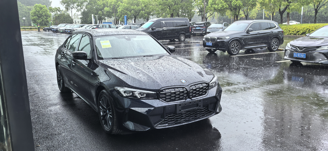 提车日记一个月分享1️⃣.操控：丝滑～虽然只是宝马入门级，方向盘、油门、刹车，