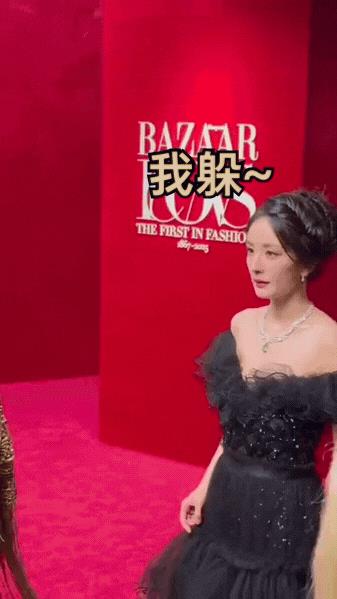 杨幂躲贴脸镜头明显就是露怯了说白了还是没自信，她完全可以大大方方的站在镜头前