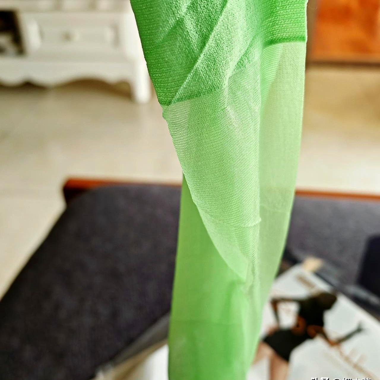 新丝袜里夹根头发，穿还是不穿？果绿色那双，拆袋瞬间，一根长发粘在脚尖。