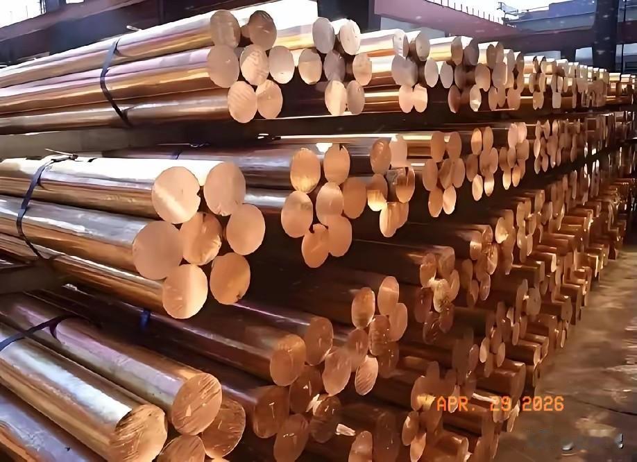 美国这次蒙了，美国大量囤积了铜，把铜价炒上天去了，可美国万万没料到，中国根本不按