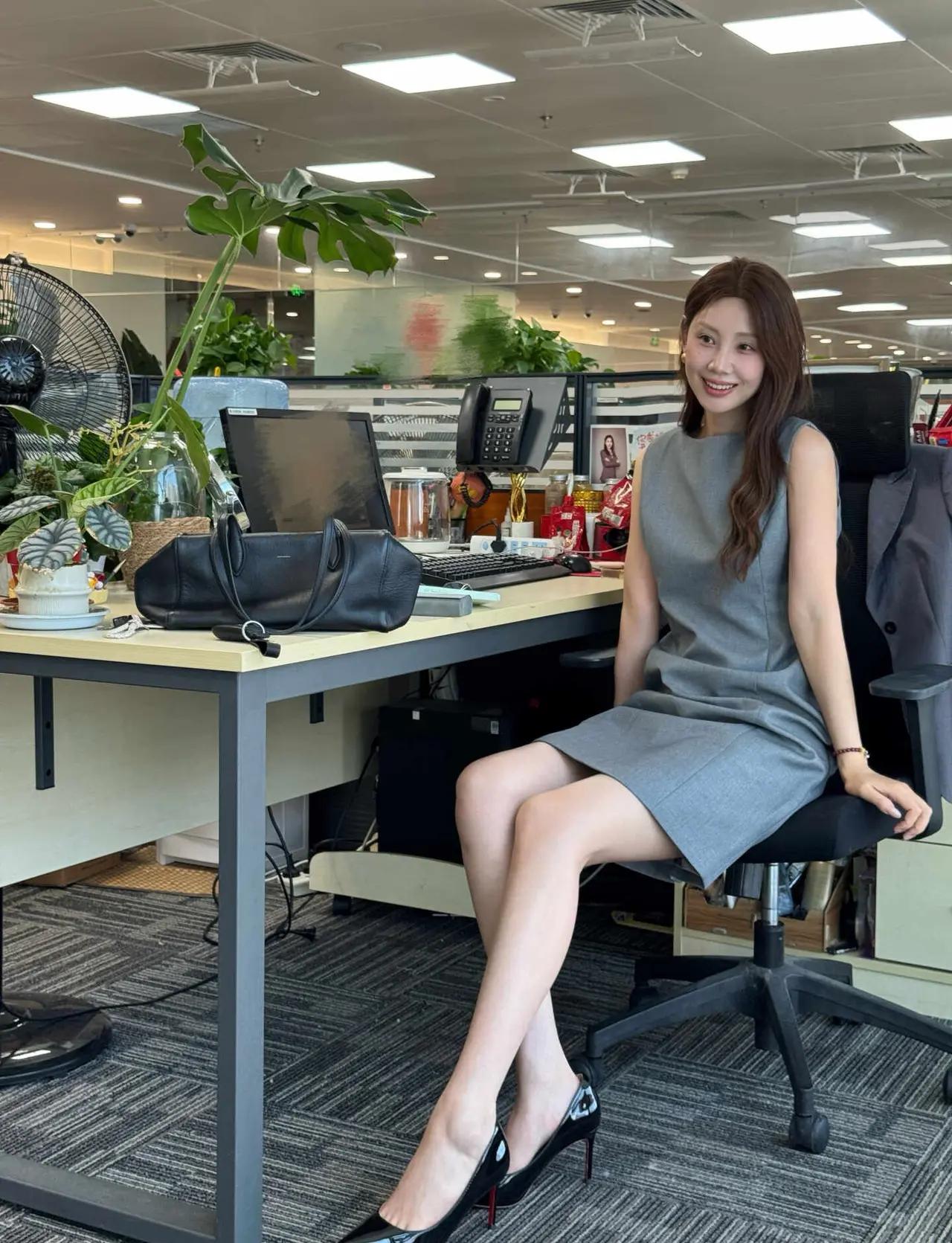 身穿职业装的都市丽人，真的是把“上班也能美成风景线”拿捏得死死的。