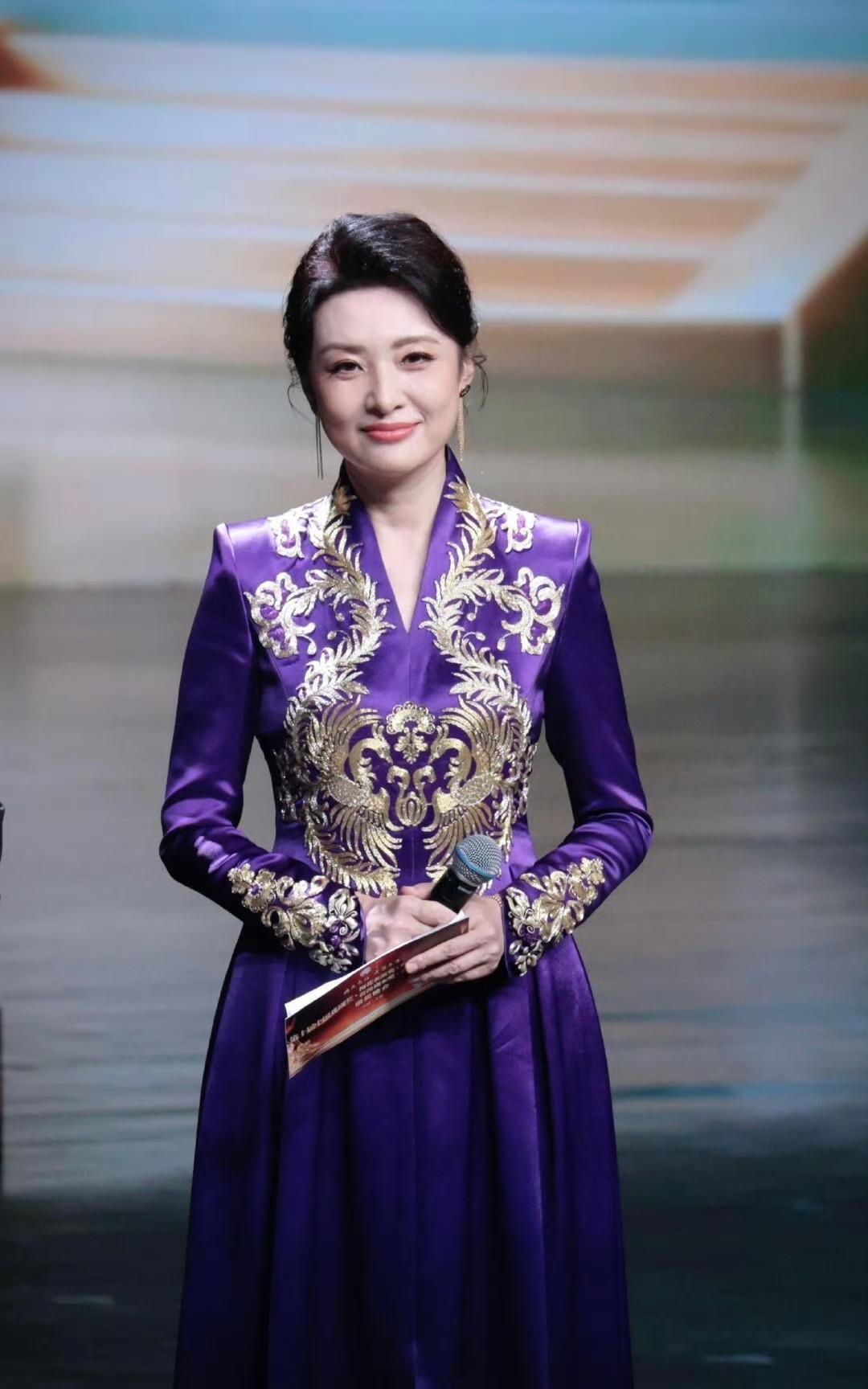 比起董卿我更喜欢周涛57岁的她，一身紫色礼服主持今年梅花奖，而她的人生，比患