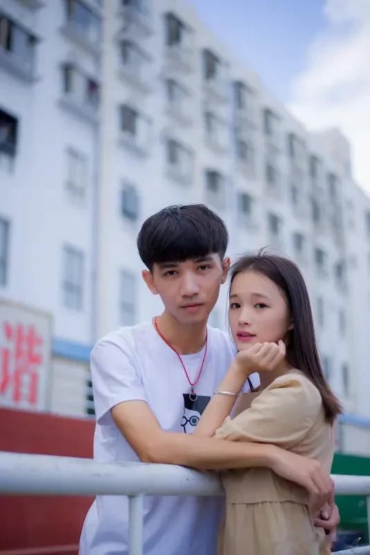现在的年轻人真是让人无语了有一对00后的情侣，从南宁某大专毕业后，跟家里谎称去