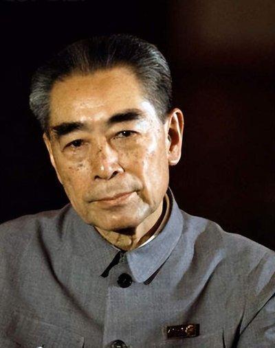 1976年，周总理逝世后，由韩宗琦负责为其穿寿衣，可当韩宗琦接过卫士们递过来的寿