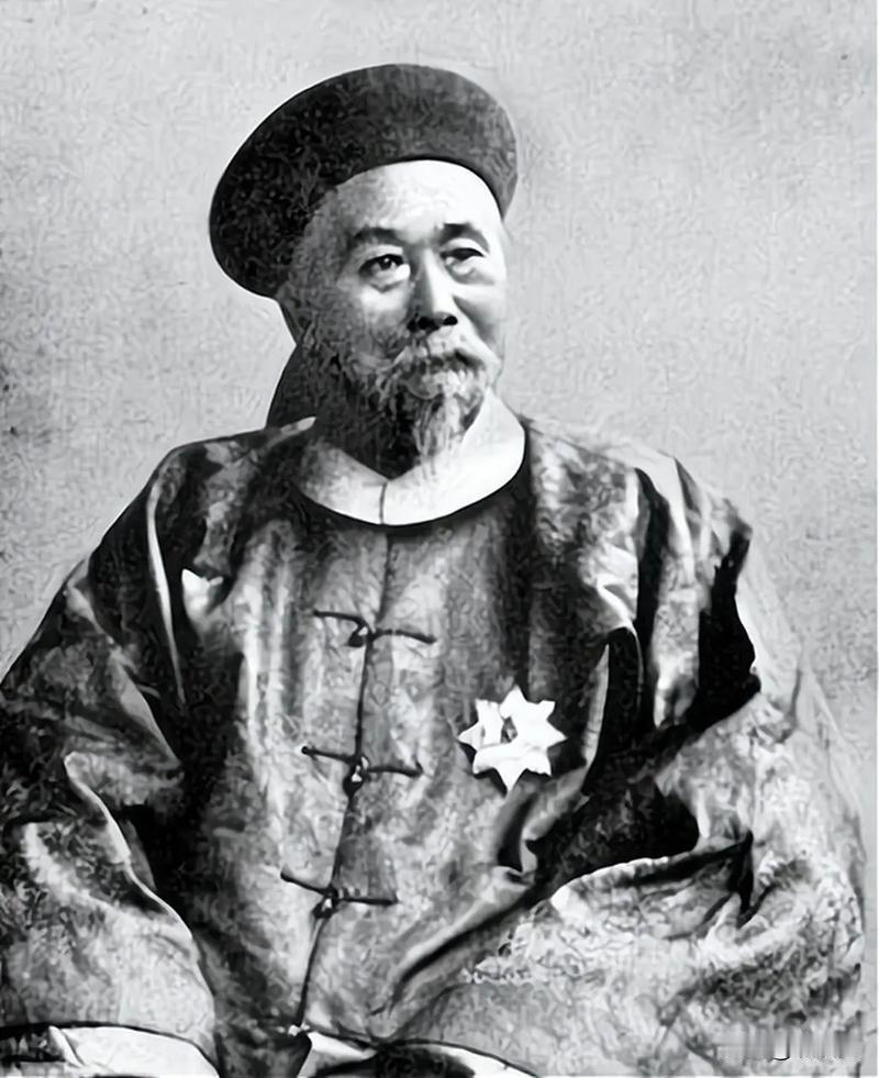 1895年，72岁的李鸿章在日本马关被枪击，子弹从左颊嵌入颧骨两寸，血染官服，当