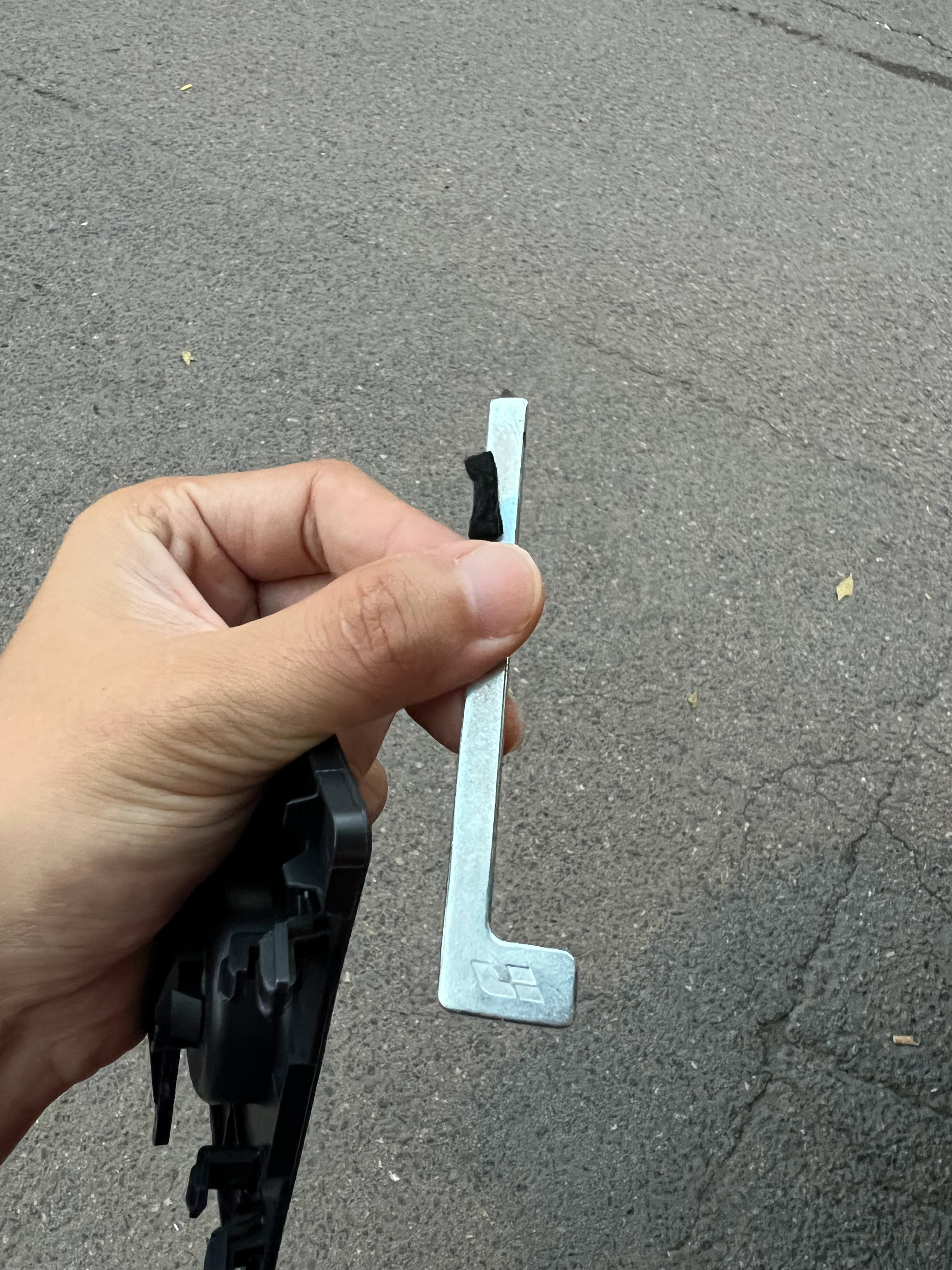 我在车里找到的这个L型配件，终于知道是什么了，不知道什么时候，这东西从后备箱里拿