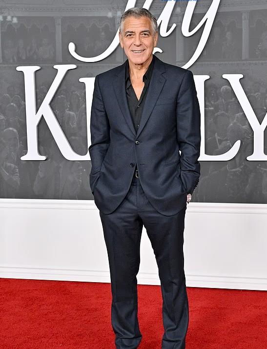 乔治・克鲁尼和特朗普这俩人，跨年夜又隔空较上劲了。起因是克鲁尼和妻子阿迈勒刚拿到