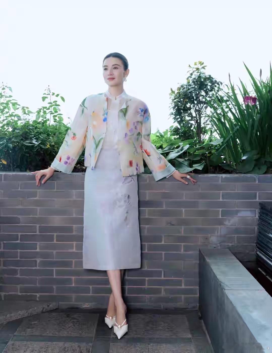 宋佳浅色“新中式”状态和气质着实让人惊艳，这么穿不老气还显气质，借鉴着就对了