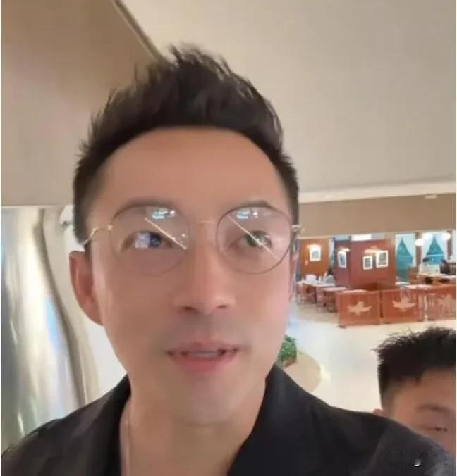 终于知道为什么那么多人带节奏黑汪小菲，看完昨天他和馆长联动直播，瞬间也就理解了！