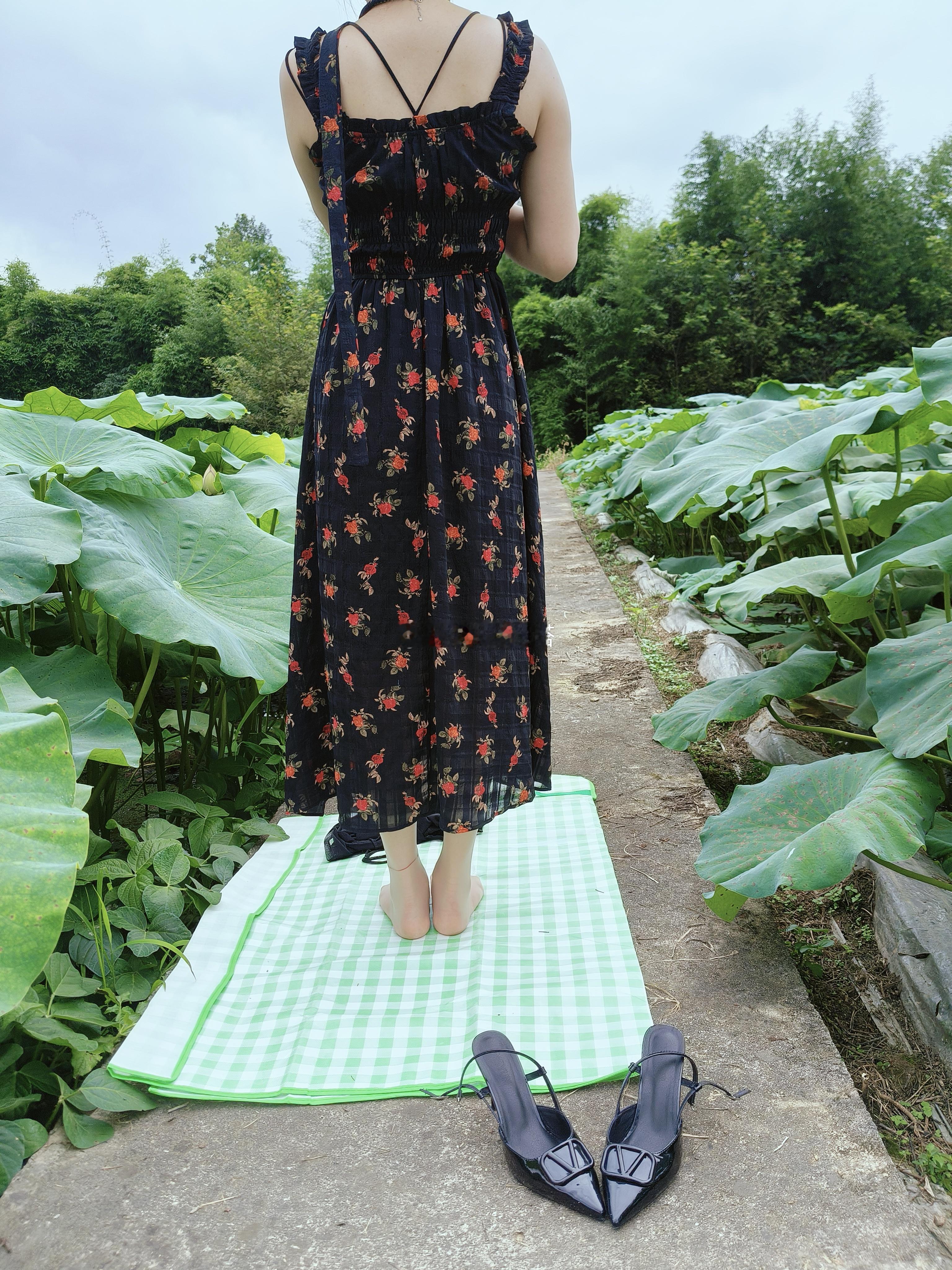 碎花裙与荷叶最配了。