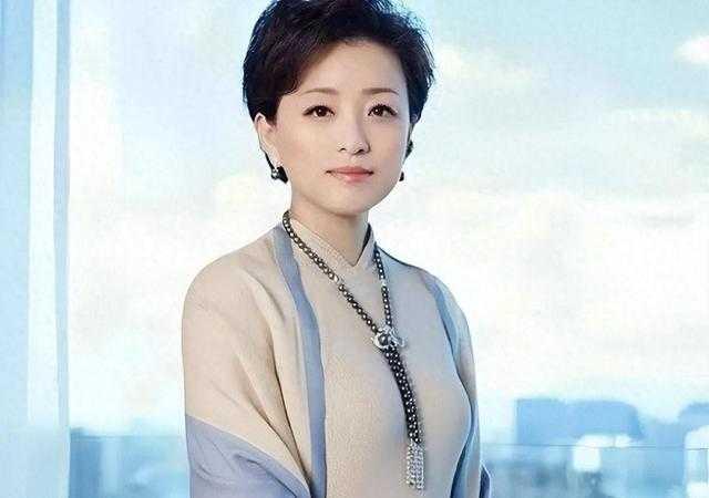  三十年境遇反转！杨澜前夫低调度日，收获安稳幸福不少网友感慨杨澜满心遗憾，当年