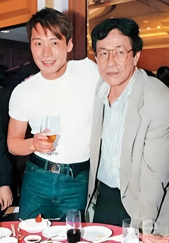 黎明和父亲合影，两个人气质完全不一样