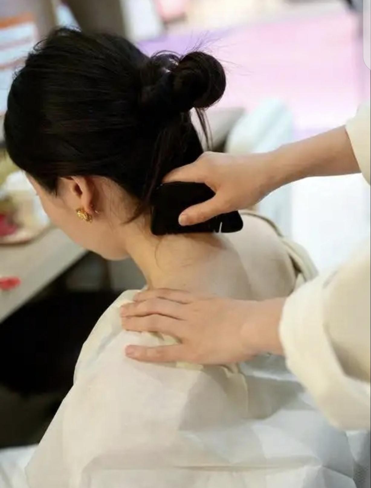 他“老不正经！”湖北武汉，一女子颈椎疼，去社区医院针灸按摩，一66岁男医生让她脱