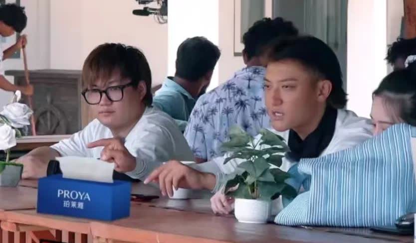 黄子韬在教育好兄弟AK时，徐艺洋在一旁帮腔，黄子韬不耐烦的打断徐艺洋：“咱们俩不