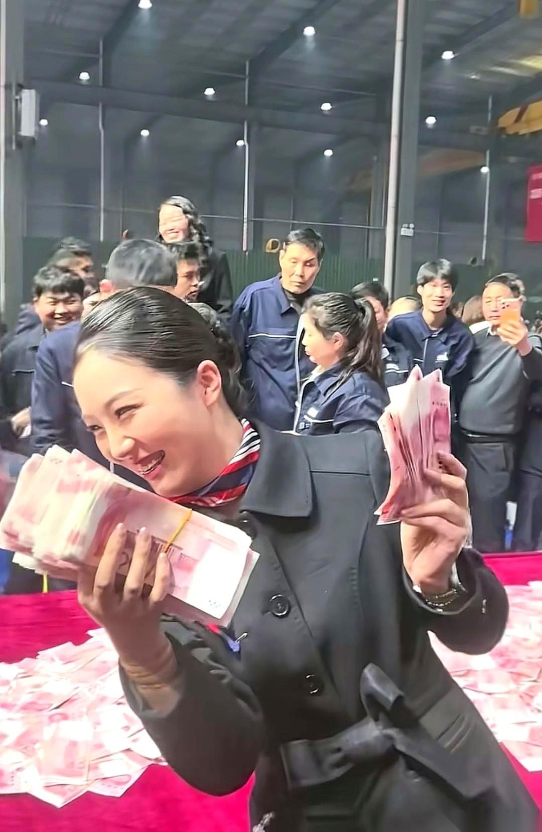 每年年底，保留大戏。6000万现金，码在100米的长桌上，像自助餐。规则简单粗