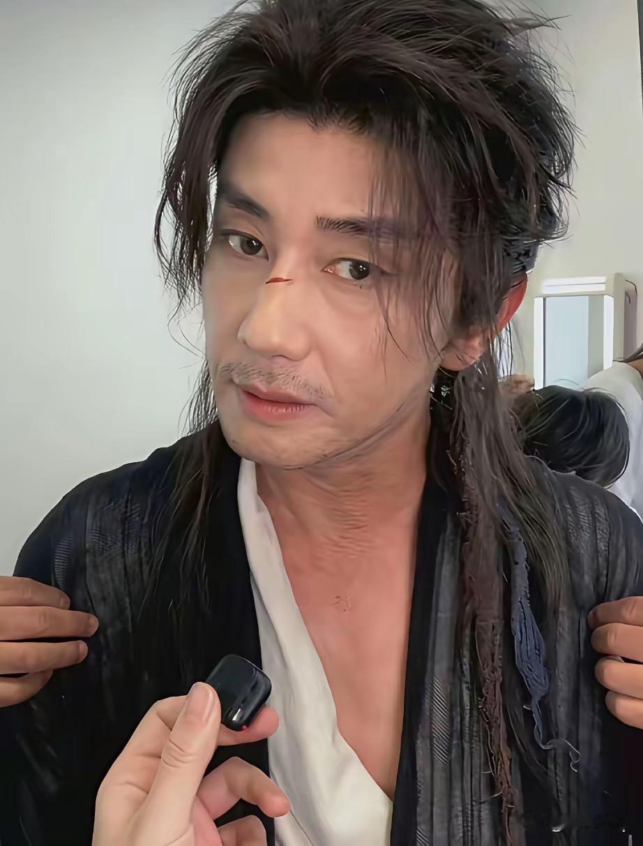 赵露思工作室自制短剧《SONDER我不是NPC》在横店正式开机，赵露思的父亲“赵