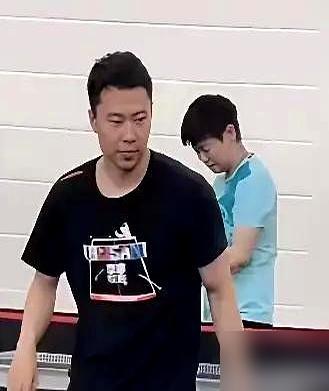 孙颖莎，场上猛，场下更猛，把陪练都“打哭了”？就离谱。一天四五练，从早操干