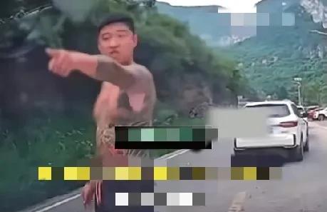 近日，在河南与山西交界处双底村到黑毛沟的途中正在堵车，大家都在排队经过，有一辆黑