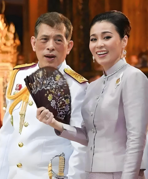 佩通坦稳了，泰王力挺佩通坦。泰国国王拉玛十世，打破沉默，下令取消了原定于7月