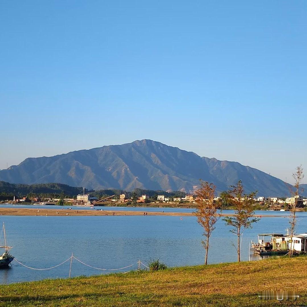 我们村有一个男孩被妈妈打了两撑后，上了楼顶跳下来了，抢救不回来了这个男孩是老