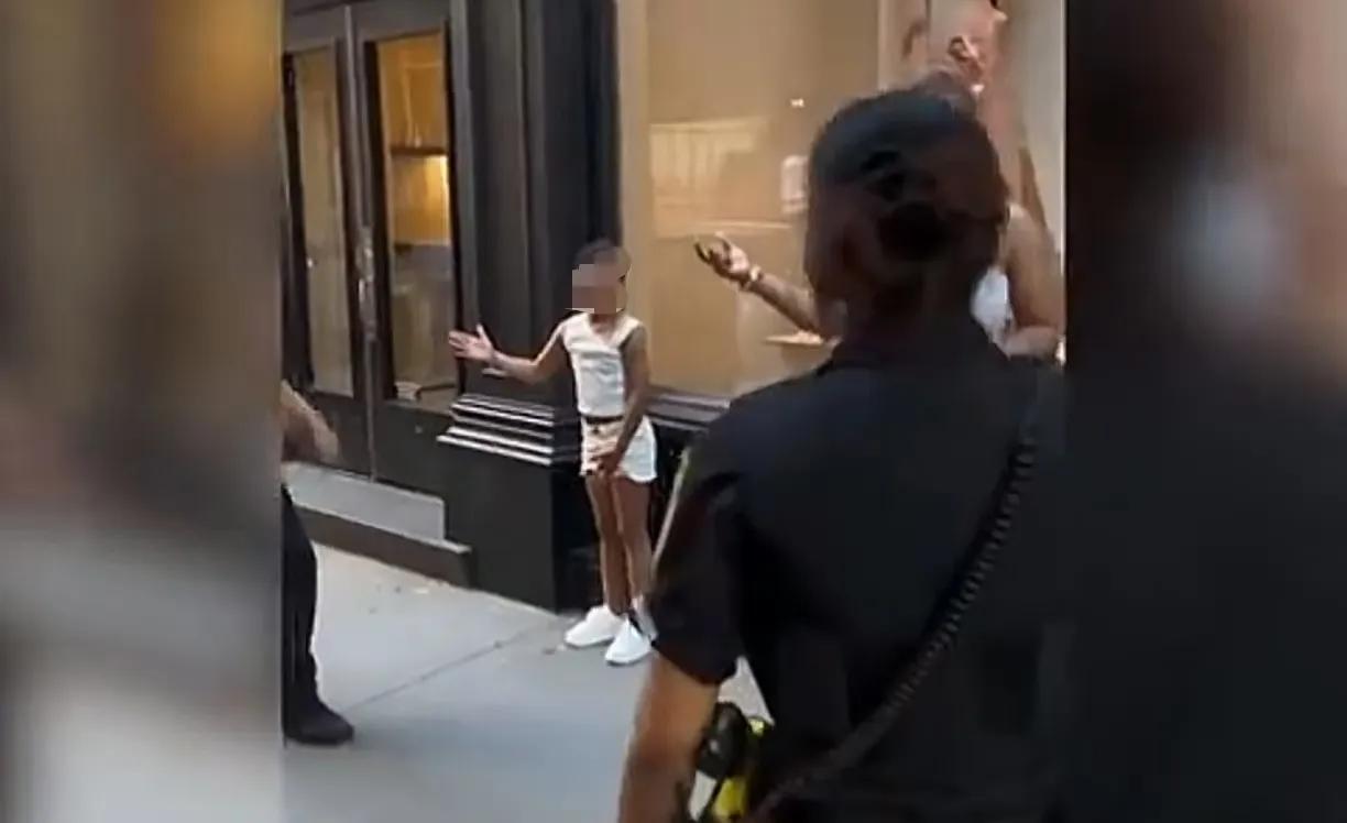 网上有个视频，几个警察与两个黑人对峙，一个小女孩和她的母亲（又有说是阿姨），据说