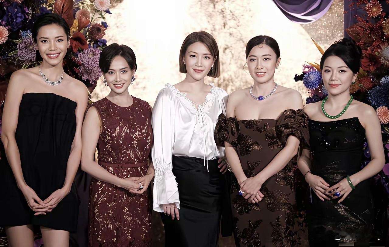 贵气养人，说得一点都没错。年轻时候的甘比长得并不好看，甚至有点土气，步入中年厚胖