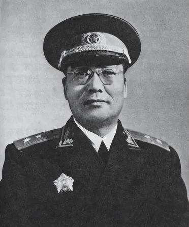 1955年，原琼崖纵队副司令员马白山进京，被授予少将，可他看到一位中将时，却不淡