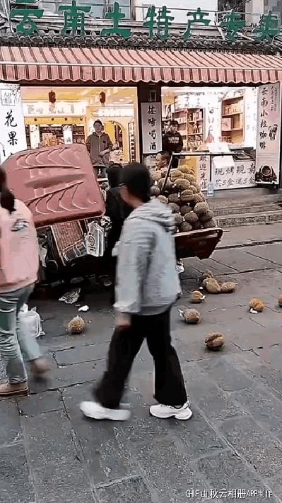 是你开个水果店，别人在你店门口卖水果你能愿意？