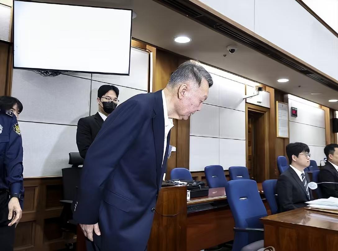 尹锡悦近况令人唏嘘，身形暴瘦满头白发，我从他的眼神中看到了恐惧，终于明白他为什么
