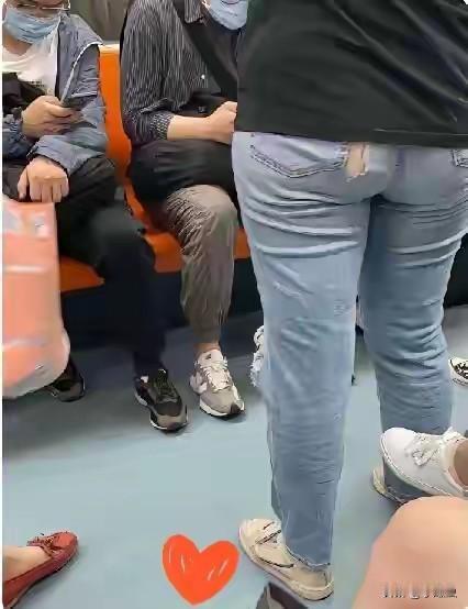 潮流从来不按套路出牌。这款牛仔裤，也许是故意设计的。让你知道春夏秋冬。