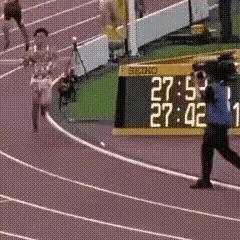 这倒霉的运动员跑的好好的，这摄影师也太投入了，只顾自己的镜头，全然没有看到正在