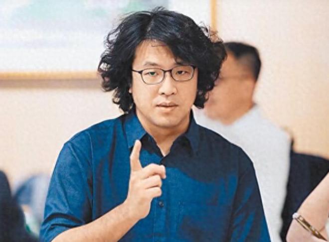 大陆要通缉我，出岛就会被抓，我全家的生意都黄了！”这是11月4日台湾民意机构里，