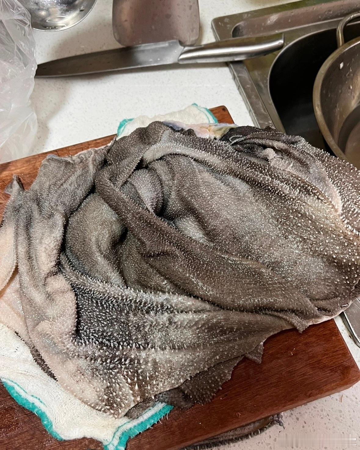 虽然但是，抹布和没切开的毛肚确实太像了，我觉得顾客可能也以为是毛肚，结果一吃口感