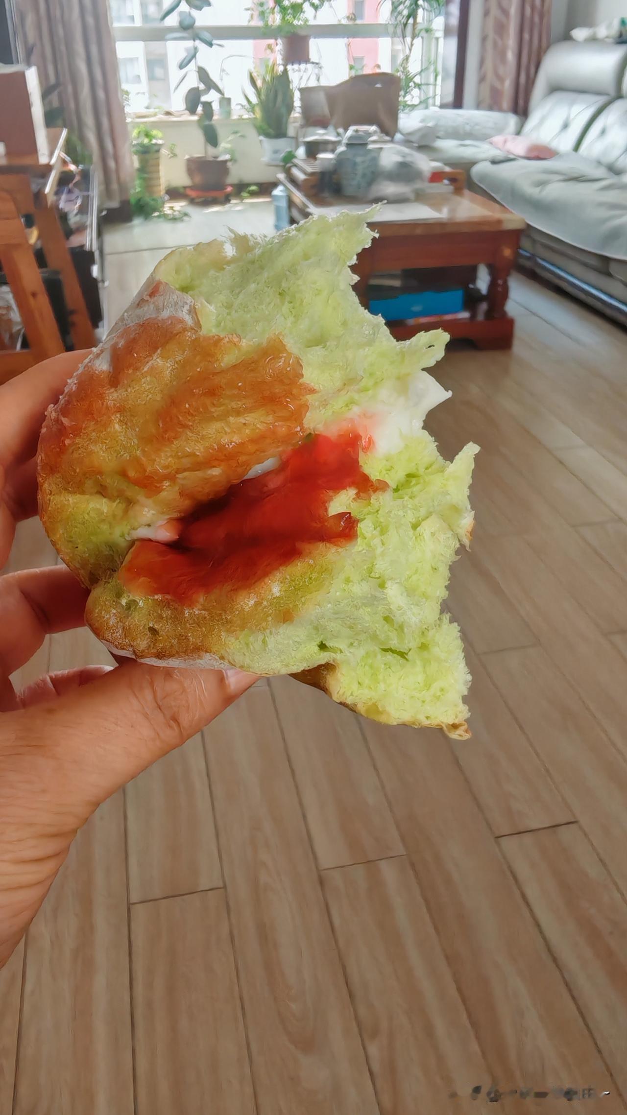 现在的面包有颜值但没味道，看上去颜色让你食欲大增，绿色的面包白色的奶油红色的果酱