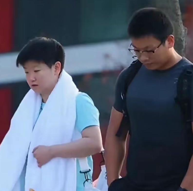 王翔孙颖莎的体能教练王翔(球迷常称“翔哥”)已经结婚了，且育有一子，最近补