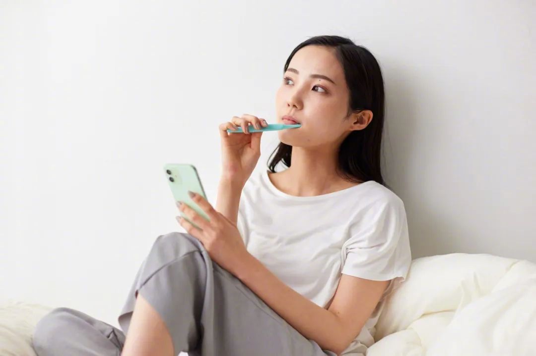 不刷牙睡觉VS不刷牙吃早餐哪个更伤身【不刷牙睡觉VS不刷牙吃早餐，哪个更伤身？答