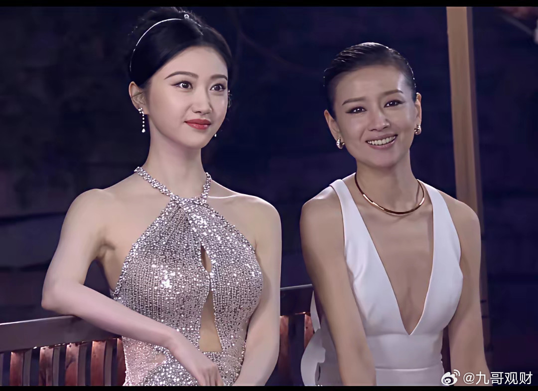 本来觉得董洁的身材比例已经很绝了！没想到景甜的更绝！皮肤也是白白嫩嫩的！​​​