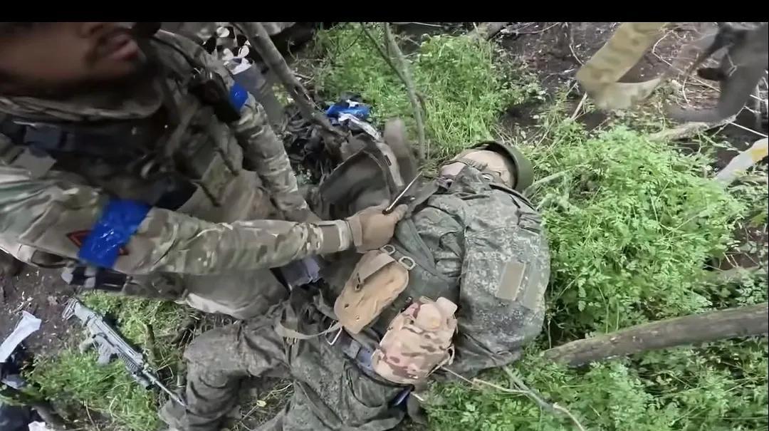 一场激战后，惊现残忍一幕。在哈尔科夫战线上，战火纷飞，硝烟弥漫。乌克兰军