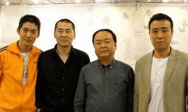 这张4人合照，我认出了穿着西装、疏眉朗目的于和伟，身着立领衬衫、天庭饱满的著名导