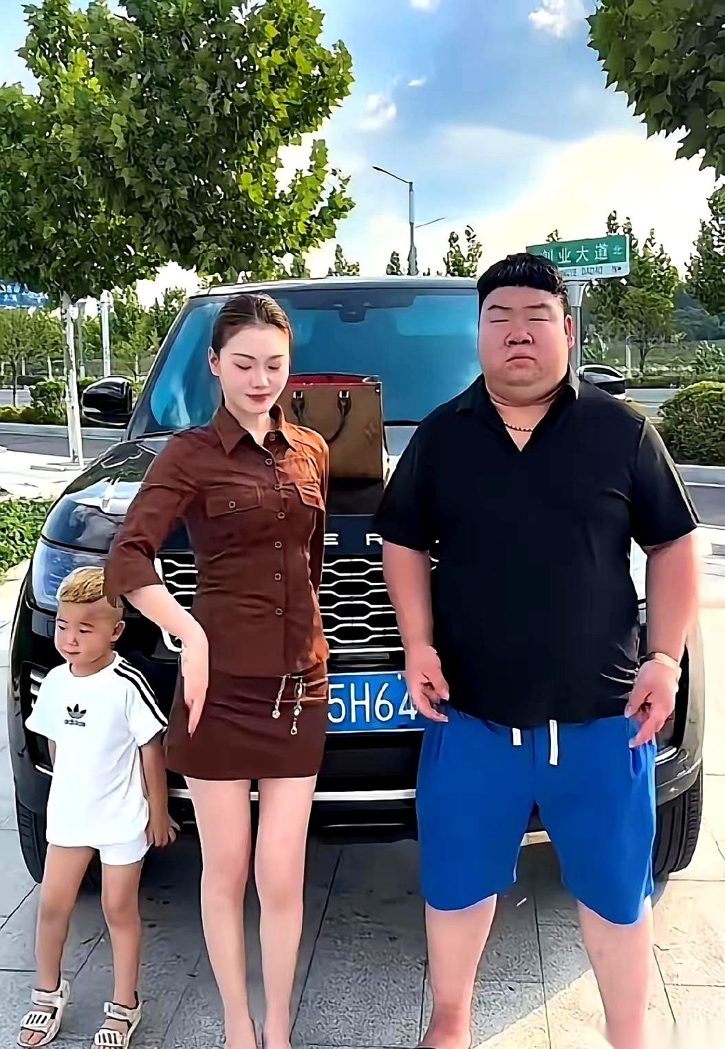 200多万的路虎揽胜，2万多的LV，老婆的超短裙大长腿，外加一个顶着黄毛锅盖头的儿子。沁阳这小县城街