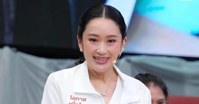 佩通坦迎来了好消息，机会来了，泰王批准解散国会，按照泰国法律的规定，一旦解散国会