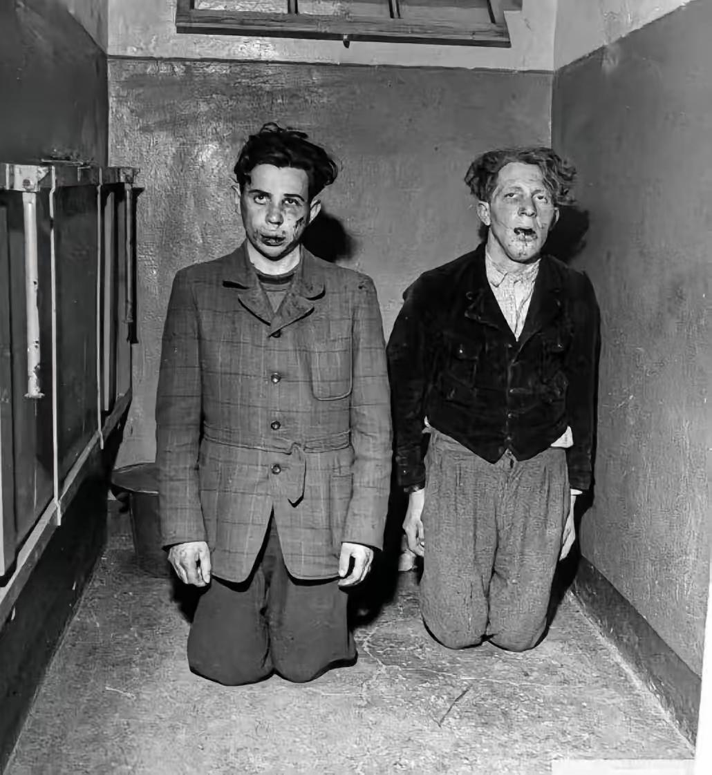 1945年4月11日，两名德国党卫军集中营看守，被“囚犯”暴揍后，在拘留室下跪！