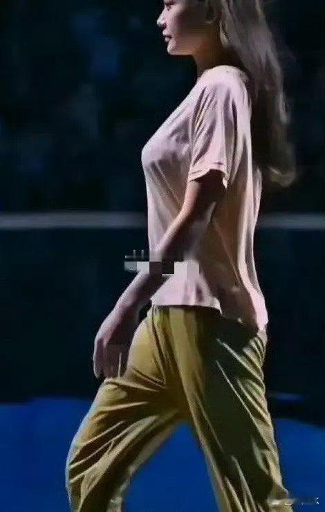 果然明星也拯救不了这么素的衣服