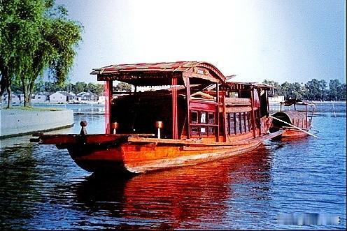 同是正厅级，地级市市长与省直厅长看似同级，实则分量迥异。市长主政一方，统揽属地