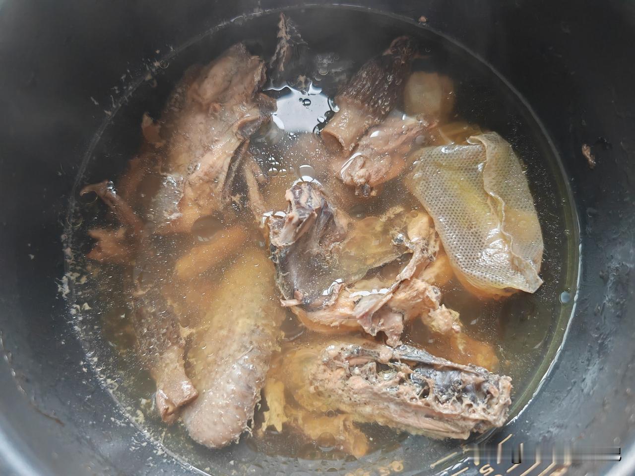 昨天晚上睡觉前在电饭煲里预约的乌鸡汤，里面加了羊肚菌。早晨六点半起床，满屋里