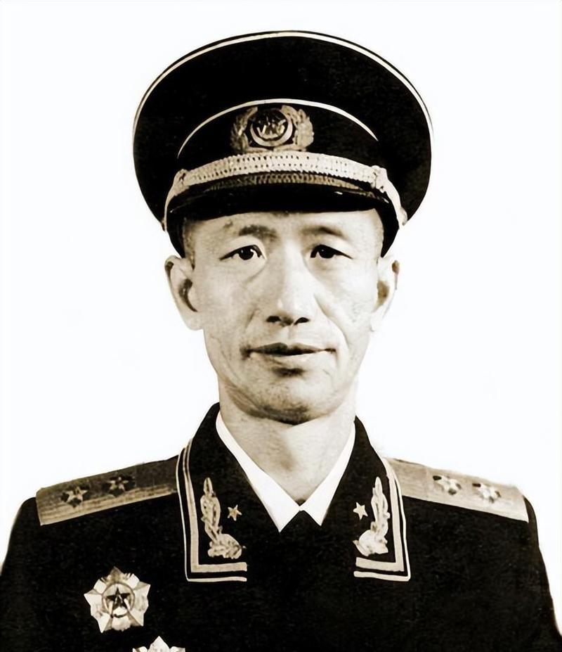 1933年，红九军军长何畏突然拔出手枪，对准作战科长周希汉的脑袋，连开5枪，子弹