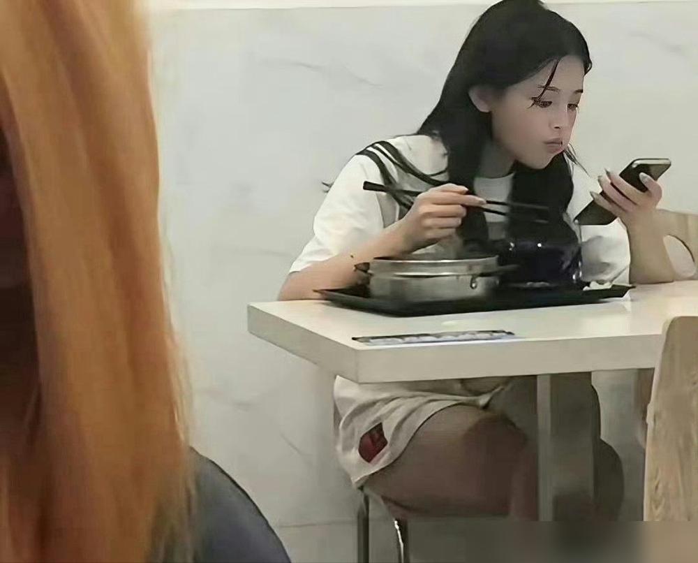 杨超越的代言费，两年，从1200万涨到1500万。她代言的服装牌子，三年，G